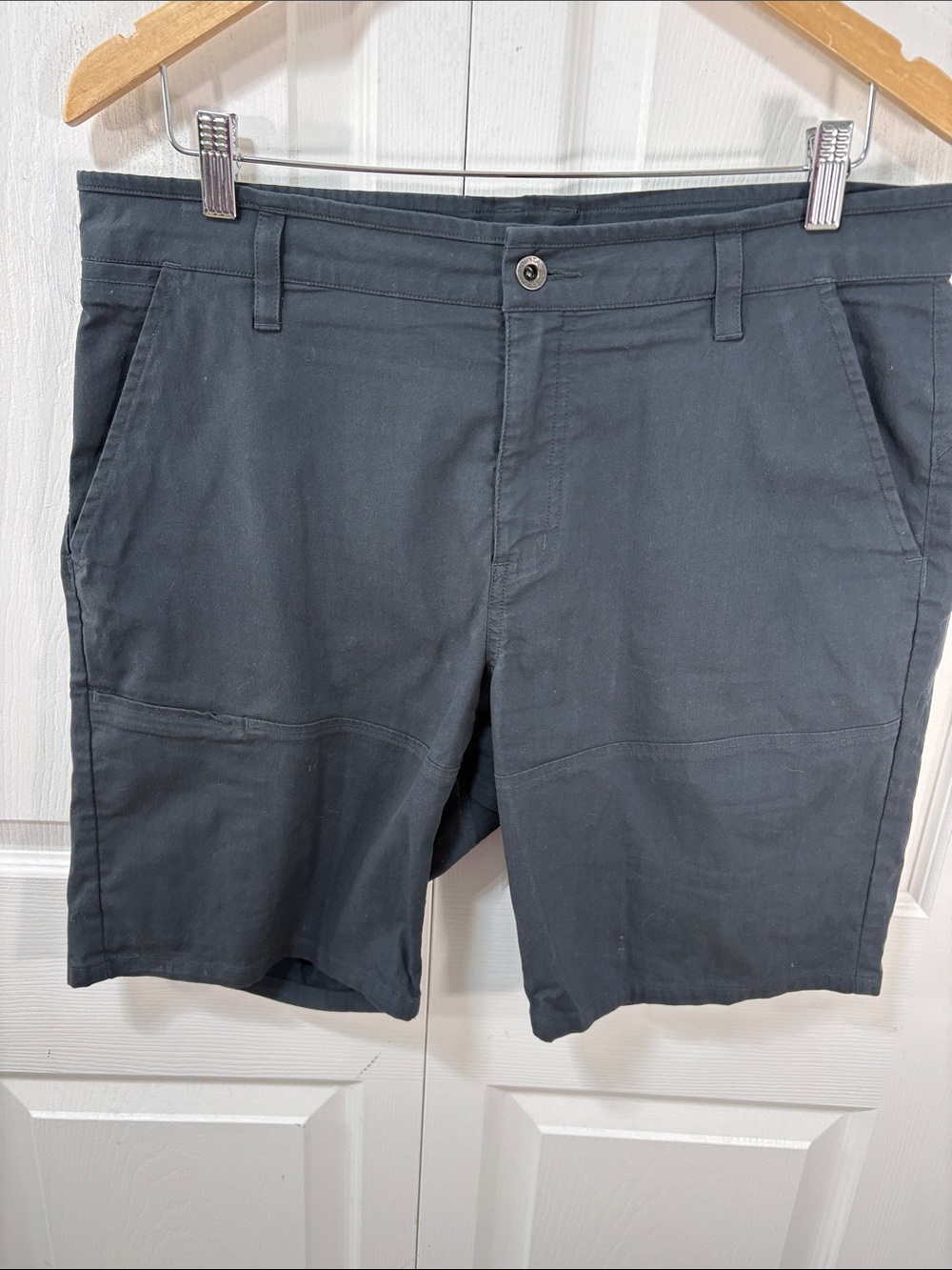 Mountain Hardwear Men's Charcoal Gray Flat-Front Shorts